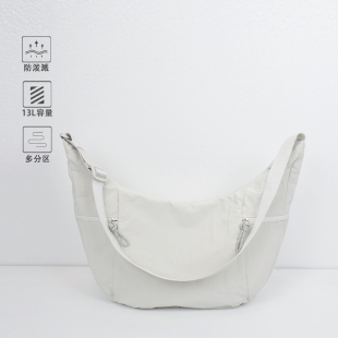 13L单肩斜挎月亮包多口袋分区通勤包运动健身背包防泼溅面料