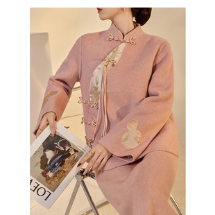 2025冬装新款 轻奢新中式国风刺绣盘扣粉色羊毛呢外套半身裙套装