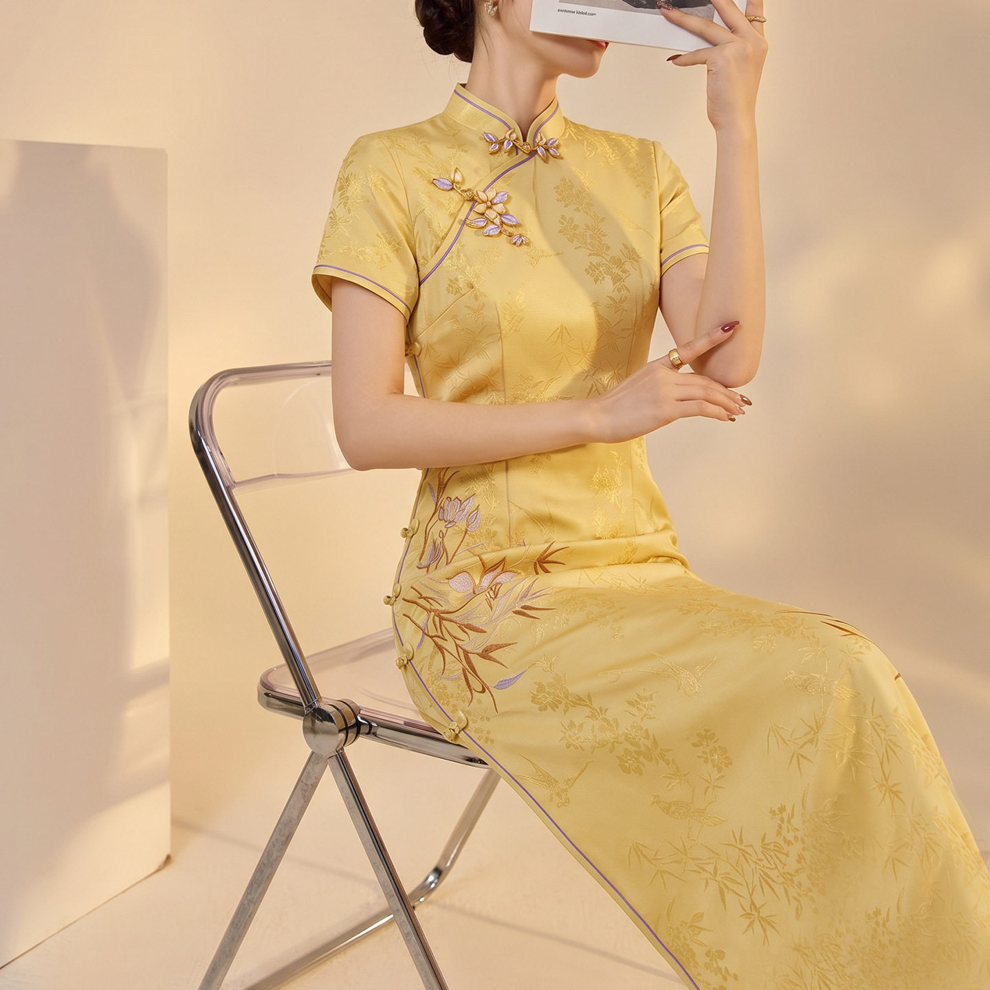 重工盘扣刺绣金色长款旗袍礼服