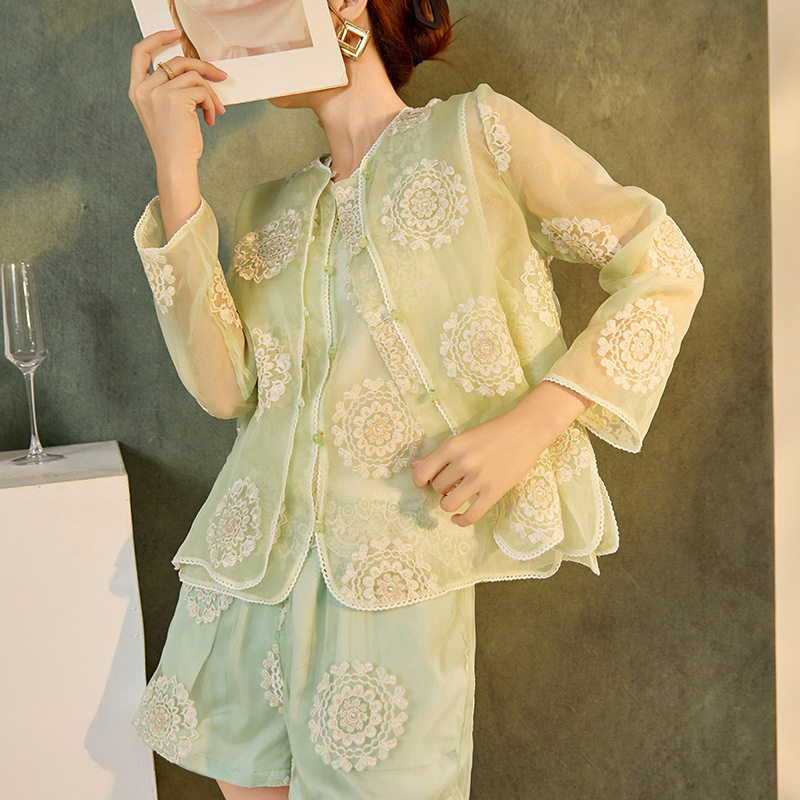 2025秋装新款 新中式国风亮片刺绣100%桑蚕丝外套马甲短裤三件套