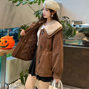 鹿皮绒羊羔毛娃娃领羽绒棉收腰外套女2025冬季新款牛角扣加棉上衣