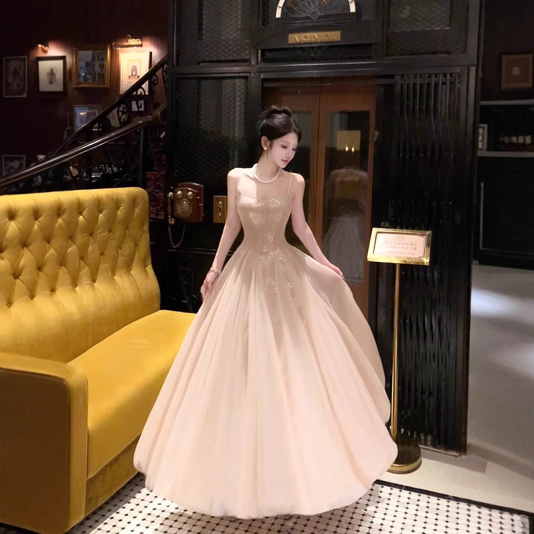2025新款法式轻婚纱新娘高级感小个子简约出门纱吊带礼服主纱粉色