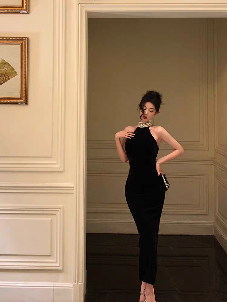 法式黑色挂脖连衣裙女2026新款纯欲性感收腰包臀鱼尾长裙礼服水钻