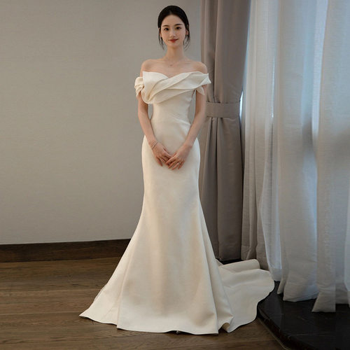 一字肩鱼尾缎面主婚纱2025新款