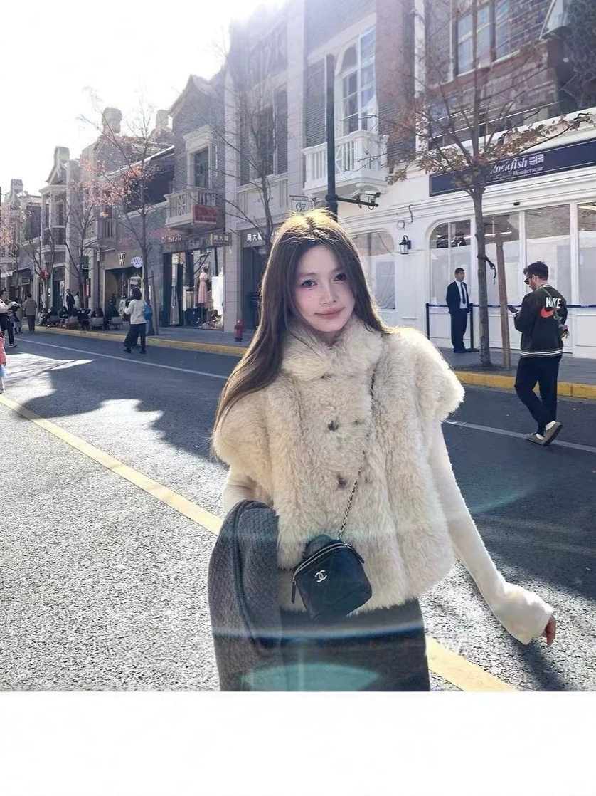 环保皮草羊羔毛马甲2026年秋冬新款毛毛外套女短款上衣小斗篷坎肩