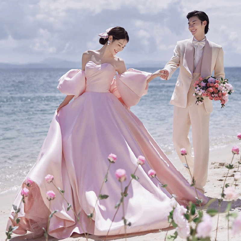 粉色轻婚纱2025款影楼主题服装缎面长拖尾蓬蓬裙婚纱礼服海边旅拍