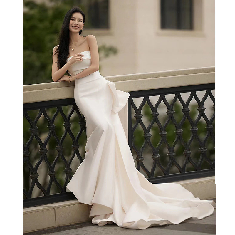 旅拍轻婚纱2025年白色缎面拖尾登记大蝴蝶结抹胸礼服女鱼尾抹胸女