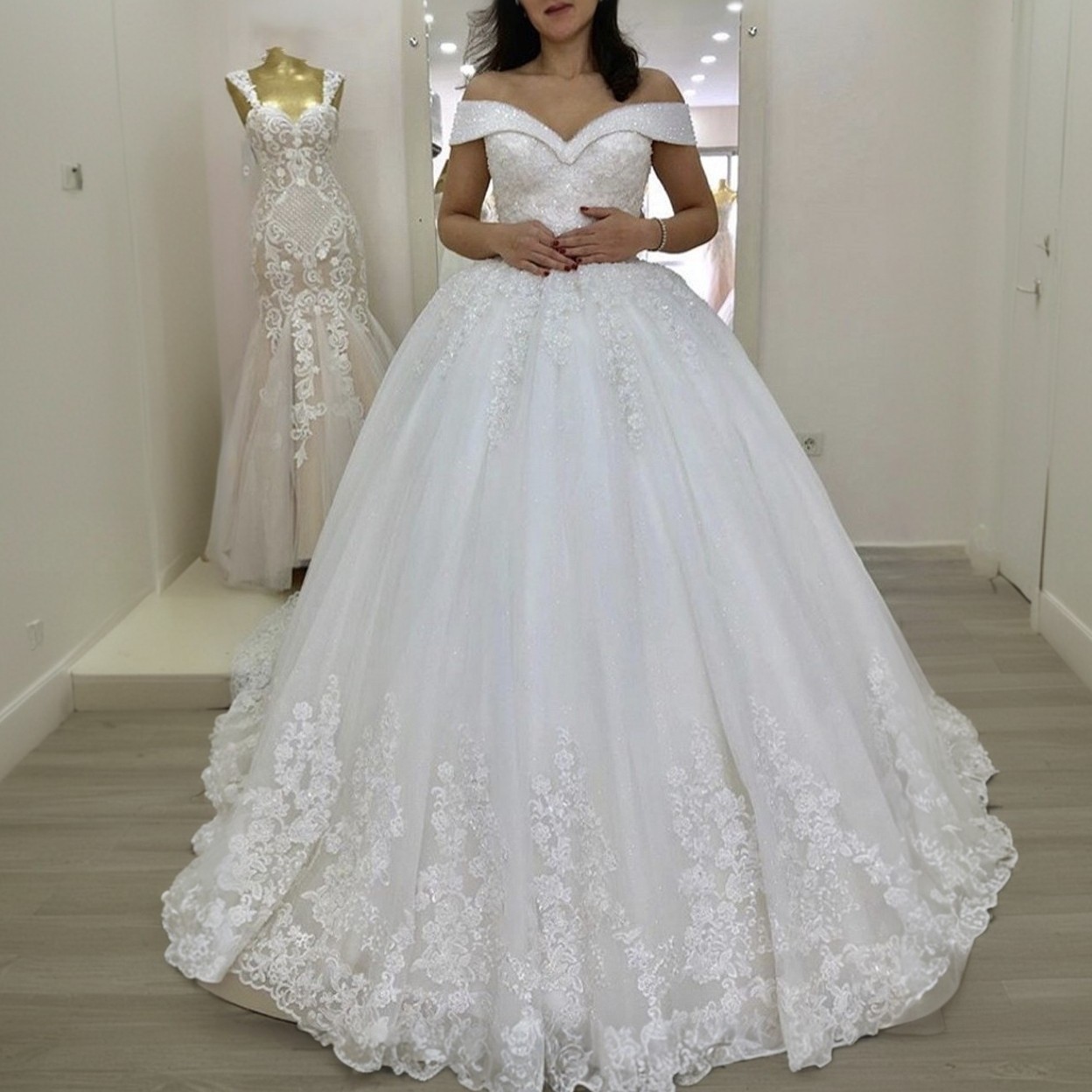 外贸婚纱V领收腰性感婚纱拖尾绑带蕾丝主婚纱短袖一字肩露背简约