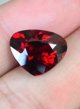 天然血红色铁镁铝榴石裸石水滴形戒面12*15mm8.96克拉全净满火彩