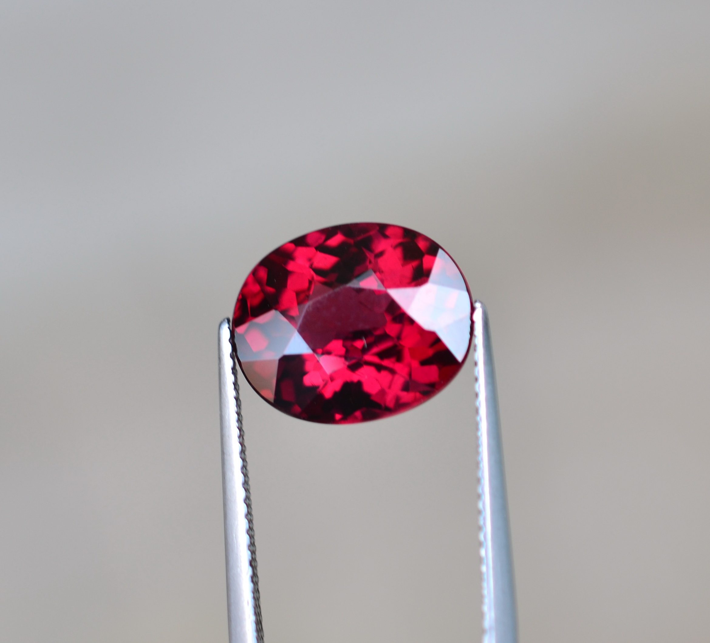 天然艳红铁镁铝榴石裸石11*13.6mm戒面肉眼无暇满火8.25克拉包邮