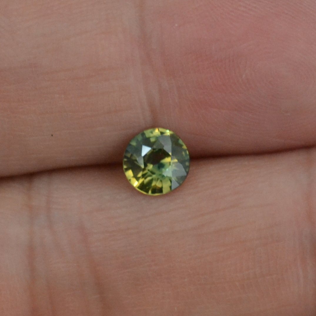 天然无烧黄绿色蓝宝石裸石圆形6.3毫米戒面肉眼干净满火彩包邮