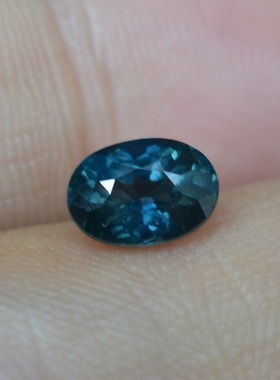 天然无烧蓝绿色马达加斯加蓝宝石裸石1.32克拉净度好满火彩丝绒感