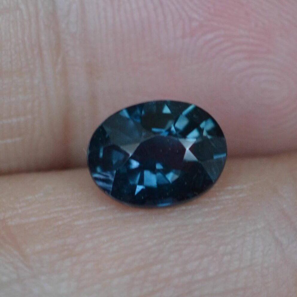 天然蓝绿色马达加斯加蓝宝石裸石6*8毫米1.875ct有变色效应满火彩