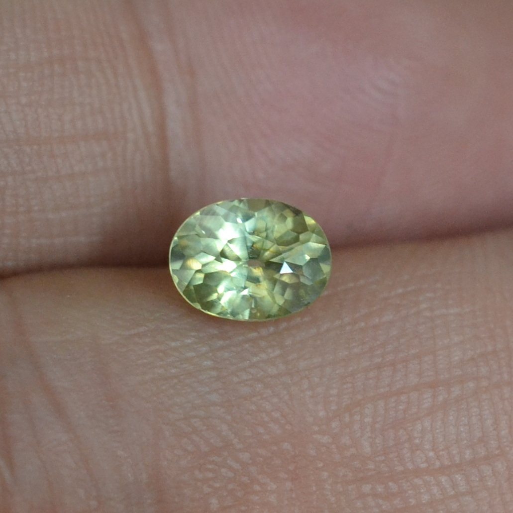 天然金黄色锆石裸石干净满火彩