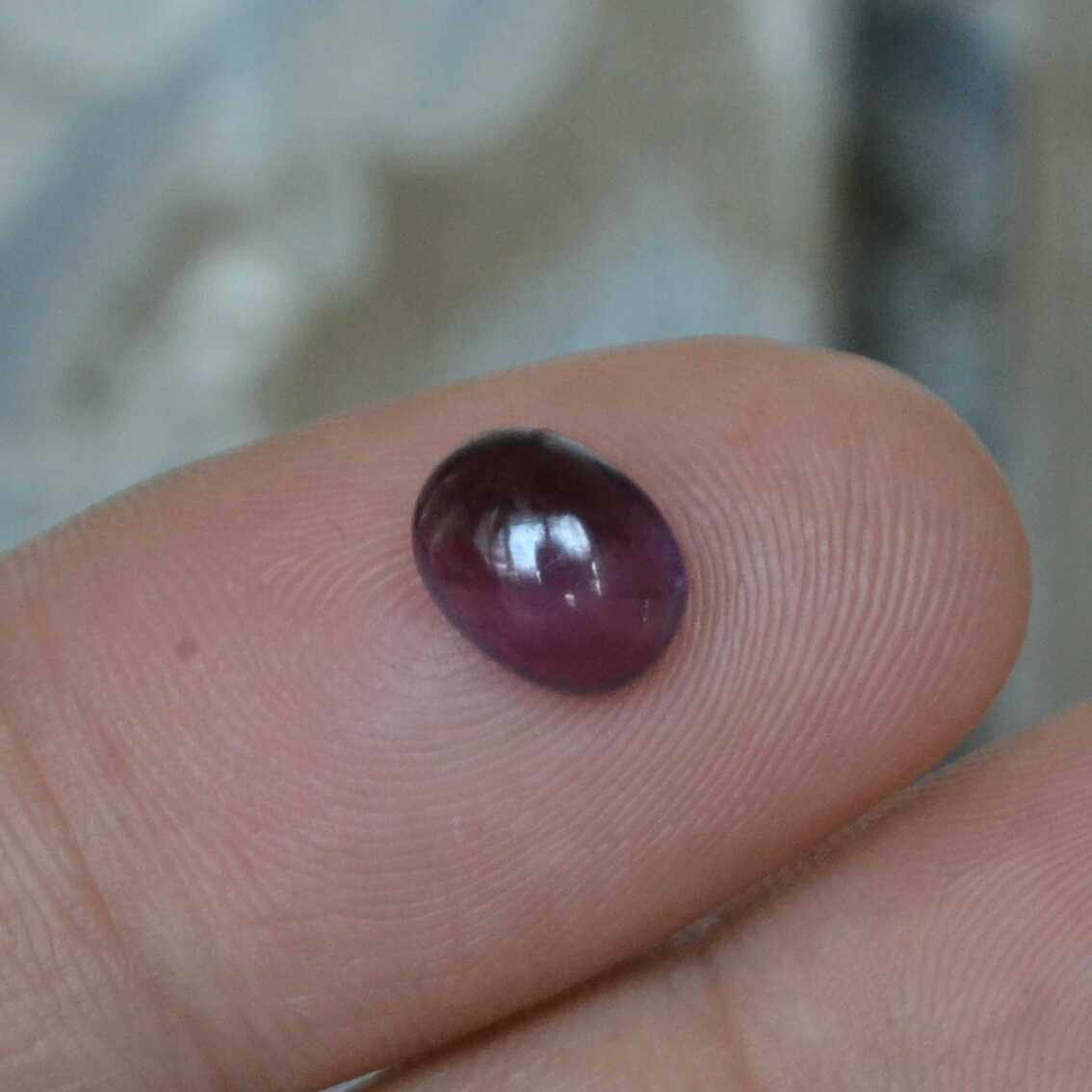 紫红色蓝宝石裸石晶莹剔透强荧光