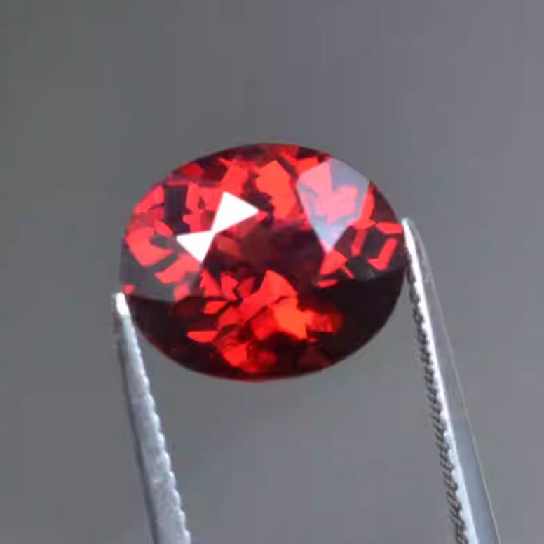天然血红色马达加斯加铁镁铝榴石裸石10*12毫米5.86ct全净满火彩