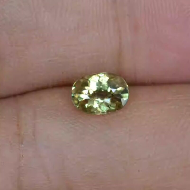 金丝雀色黄色蓝宝石裸石满火彩
