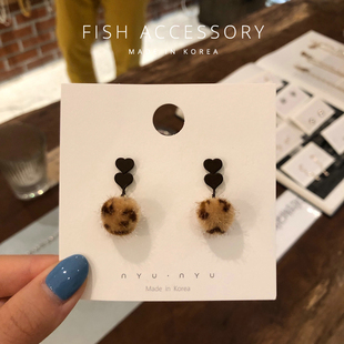 韩国东大门磨砂小爱心毛绒球豹纹耳钉耳饰女秋冬甜美气质吊坠耳环