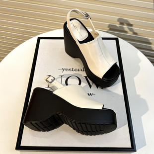 巨好看厚底凉鞋女夏高级感2026新款软底不累脚坡跟罗马包头凉女鞋