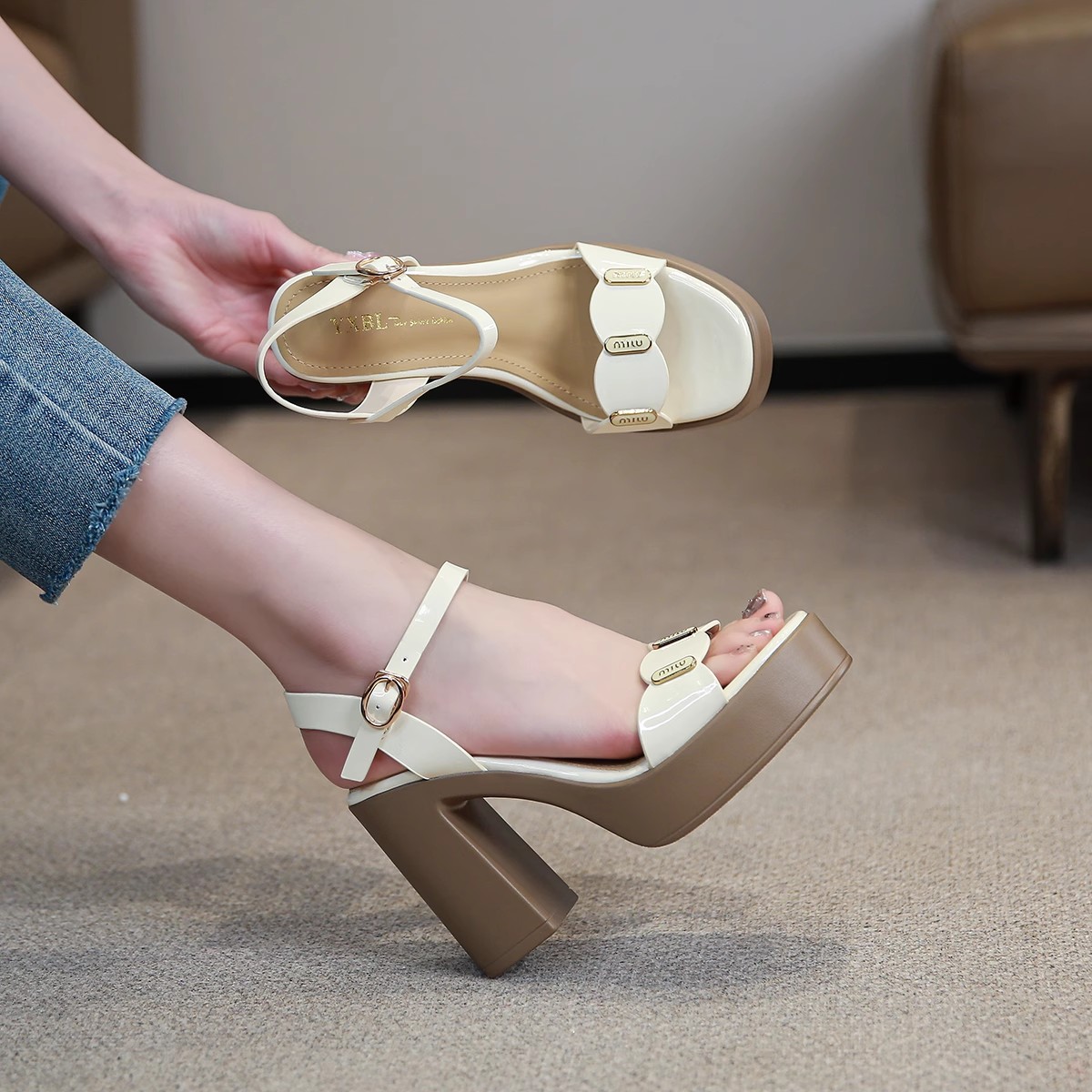 露趾皮带扣夏季粗跟凉鞋设计感