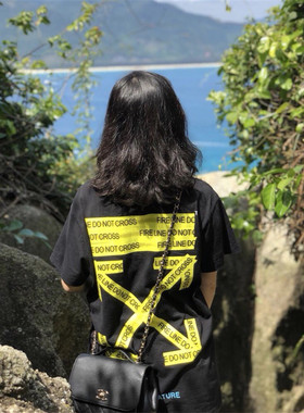 经典十字减速带 黄色警示标语条纹 男女情侣款短袖T恤