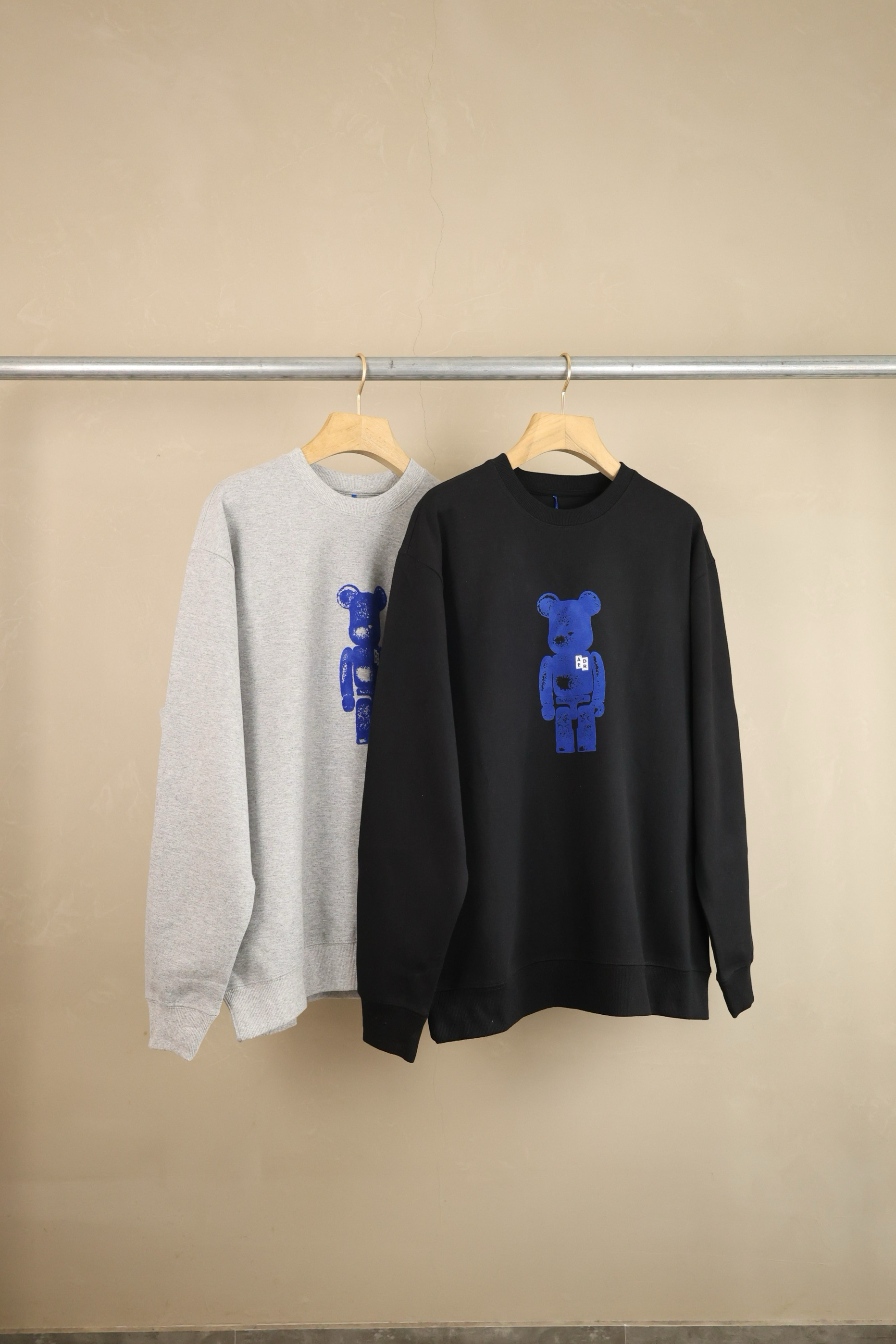 AE联名款胸口植绒暴力熊卡通玩偶健康棉布男女同款宽松圆领卫衣