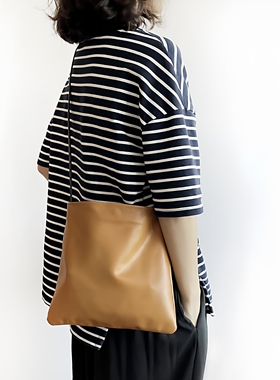 原创无印真皮头层牛皮极简软小单肩斜挎包休闲慵懒女小方包