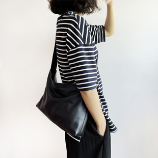 头层牛皮大容量休闲软轻单肩斜挎包真皮宽肩带简约纯色邮差包女