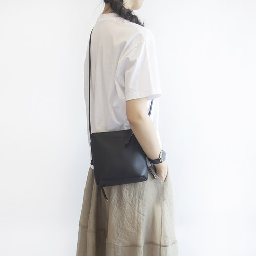 原创真皮女休闲小斜挎轻便手机包