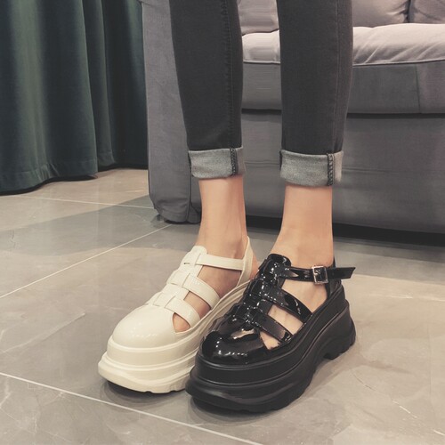 矮子乐增高漆皮厚底罗马凉鞋