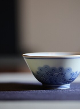 敬畏堂 青花瓷 海水纹 鱼杯 8*4
