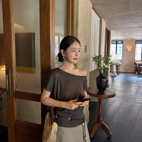 THX夏新款韩系知性优雅一字领抽褶下摆薄款亚麻混纺短袖T恤女上衣