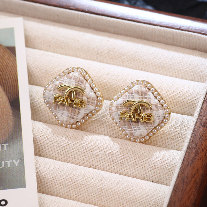 布艺小香风秋冬大圆脸适合的耳环