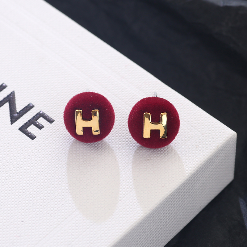 简约秋冬红色丝绒字母馒头耳钉2025新款爆款高级感轻奢耳环耳饰