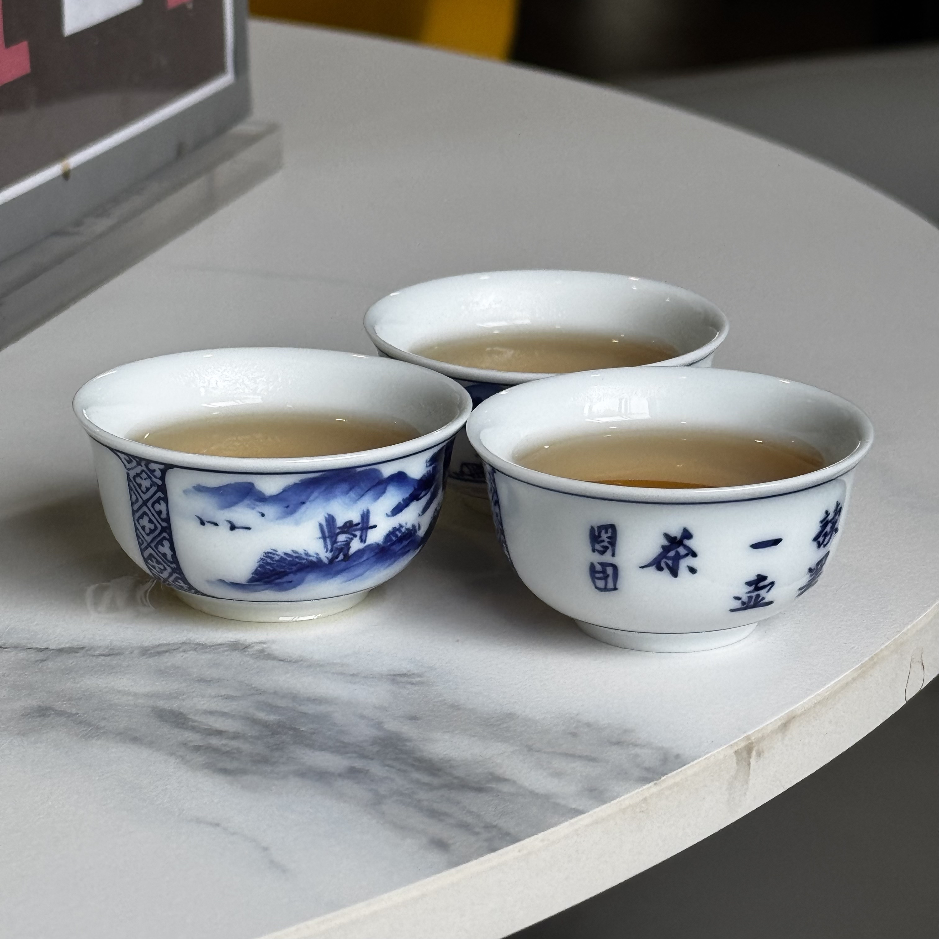 潮汕人的喝茶方式功夫茶杯纯手绘青花杯若深珍藏潮州一口香杯诗文