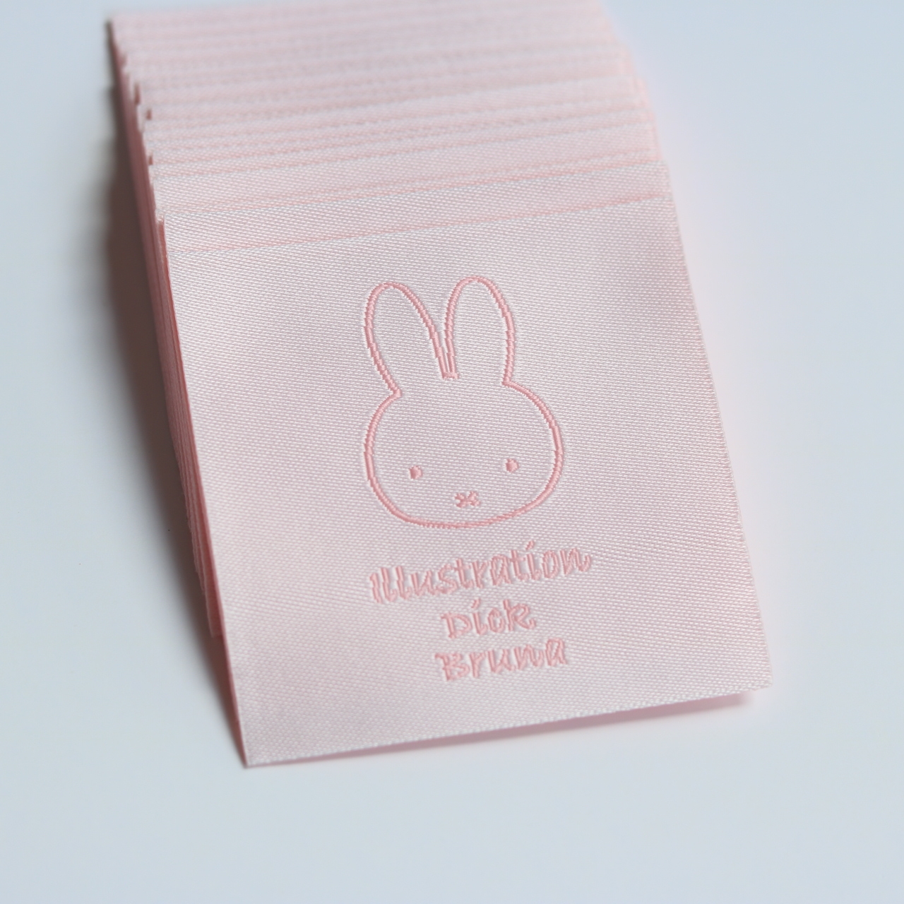 可爱卡通米fei兔织唛布标服装辅料领标设计定制织标源头工厂现货