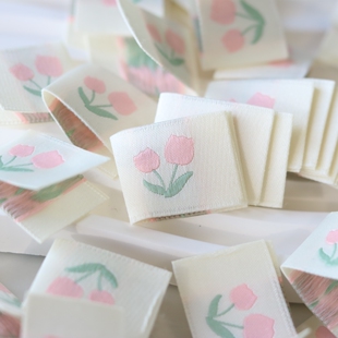 粉色郁金香对折布标织唛服装辅料领标设计定制织标商标大肠圈配件