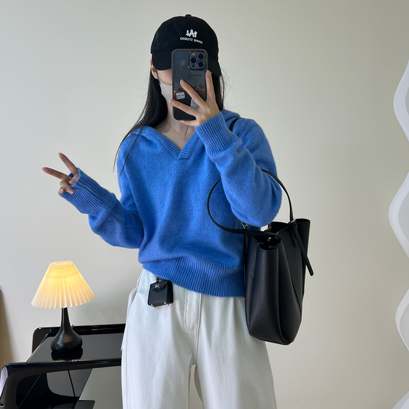ju显白蓝色毛衣女秋冬新款慵懒风松弛感简约纯色连帽短款套头上衣