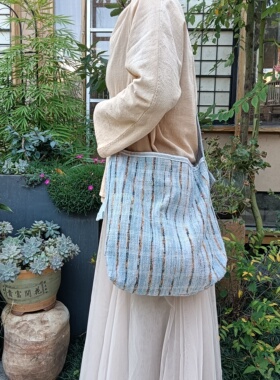 蓝色裂织布斜跨单肩可调节大包慵懒松弛感褴褛风民族复古包