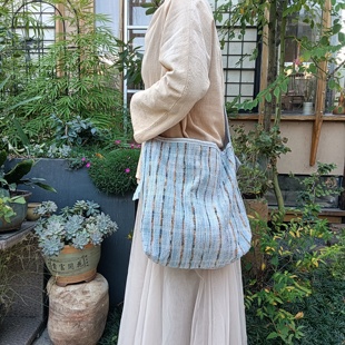 蓝色裂织布斜跨单肩可调节大包慵懒松弛感褴褛风民族复古包