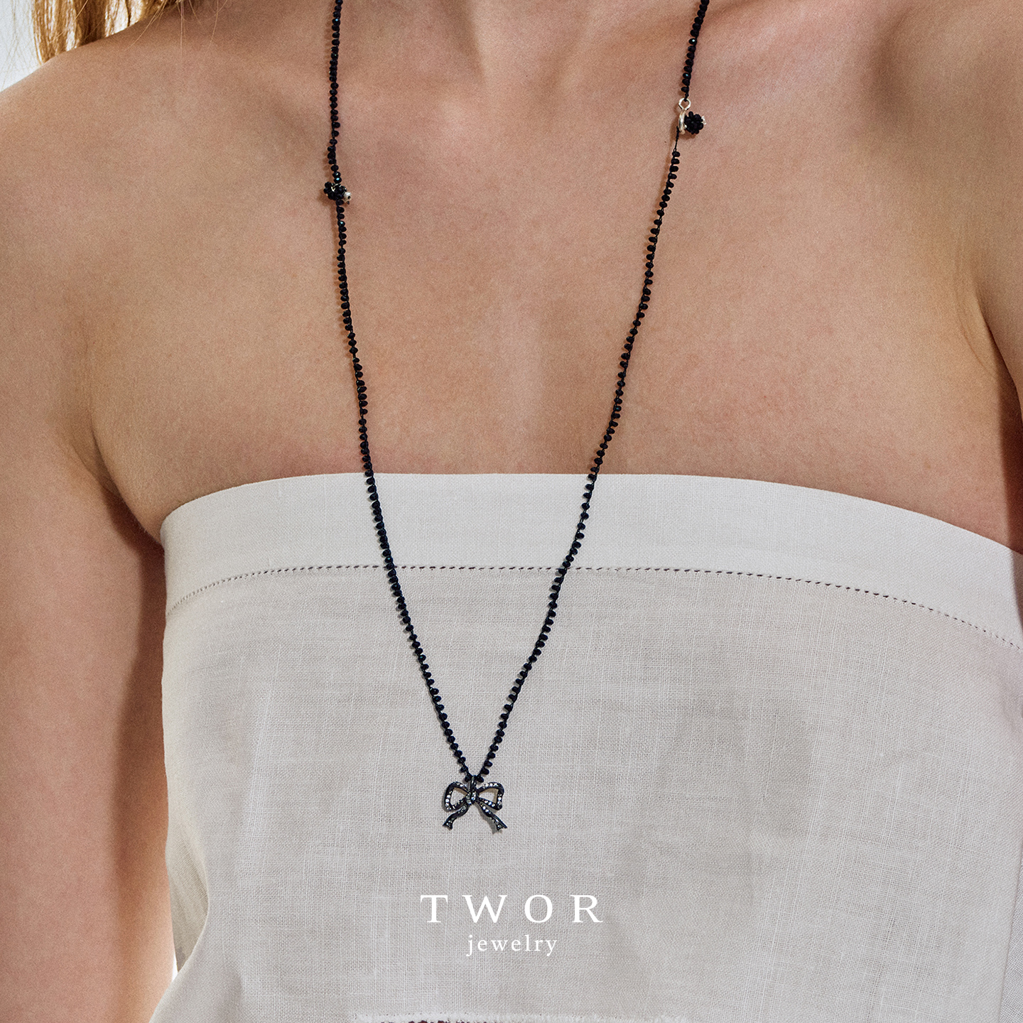 TWOR缇坞长款蝴蝶结黑尖晶锁骨链