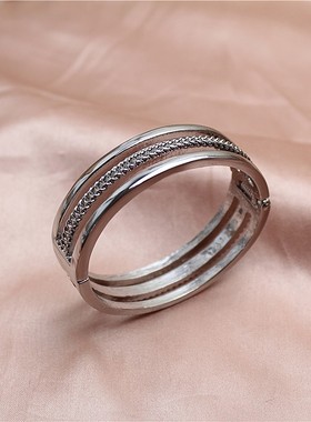 欧美女金属镀白金弹簧卡扣手镯