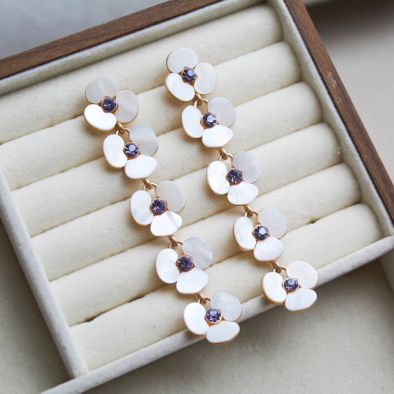 设计师款花瓣耳钉女气质轻奢水钻白色贝壳花朵长款潮流个性耳饰