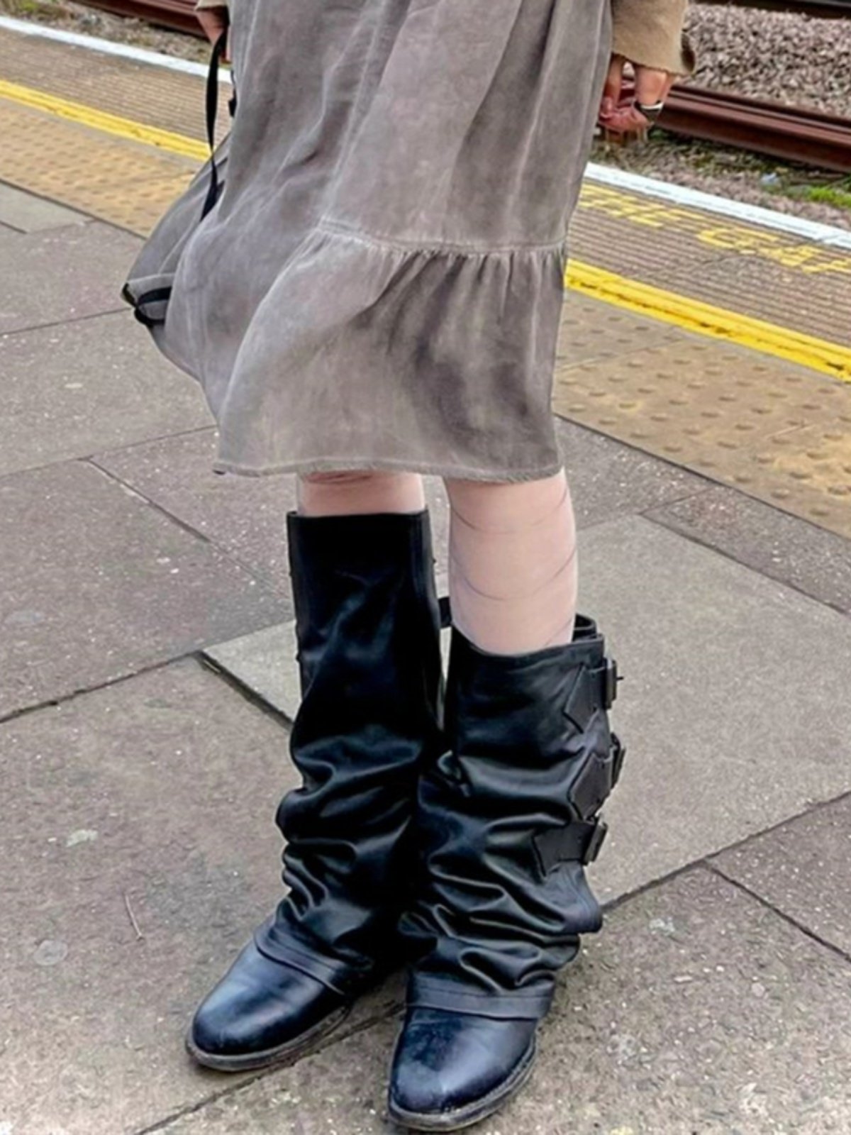 파일 부츠 여성 벨트 버클 주름 루즈 부츠 무릎 이상 검정 두꺼운 뒤꿈치 황무지 복고풍 긴 바지 부츠