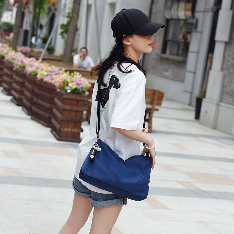 牛津布斜挎包简约新款百搭女大容量休闲青年旅行包方形防水健身包