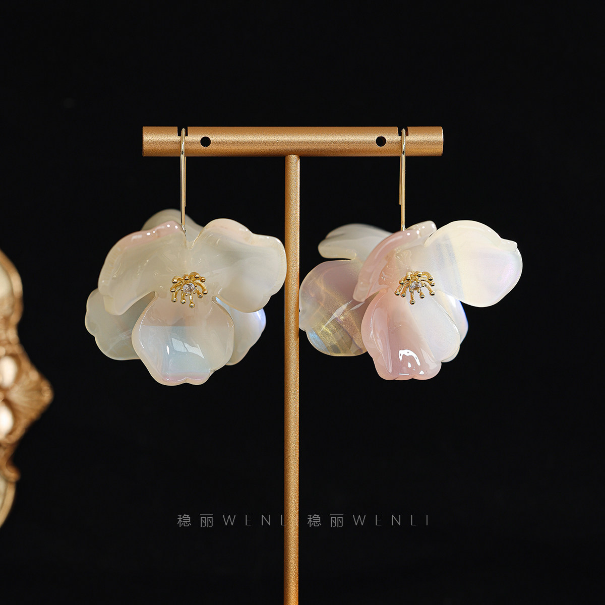 亚克力花朵耳环2026新款爆款高级感度假风花瓣耳饰女夸张树脂耳坠