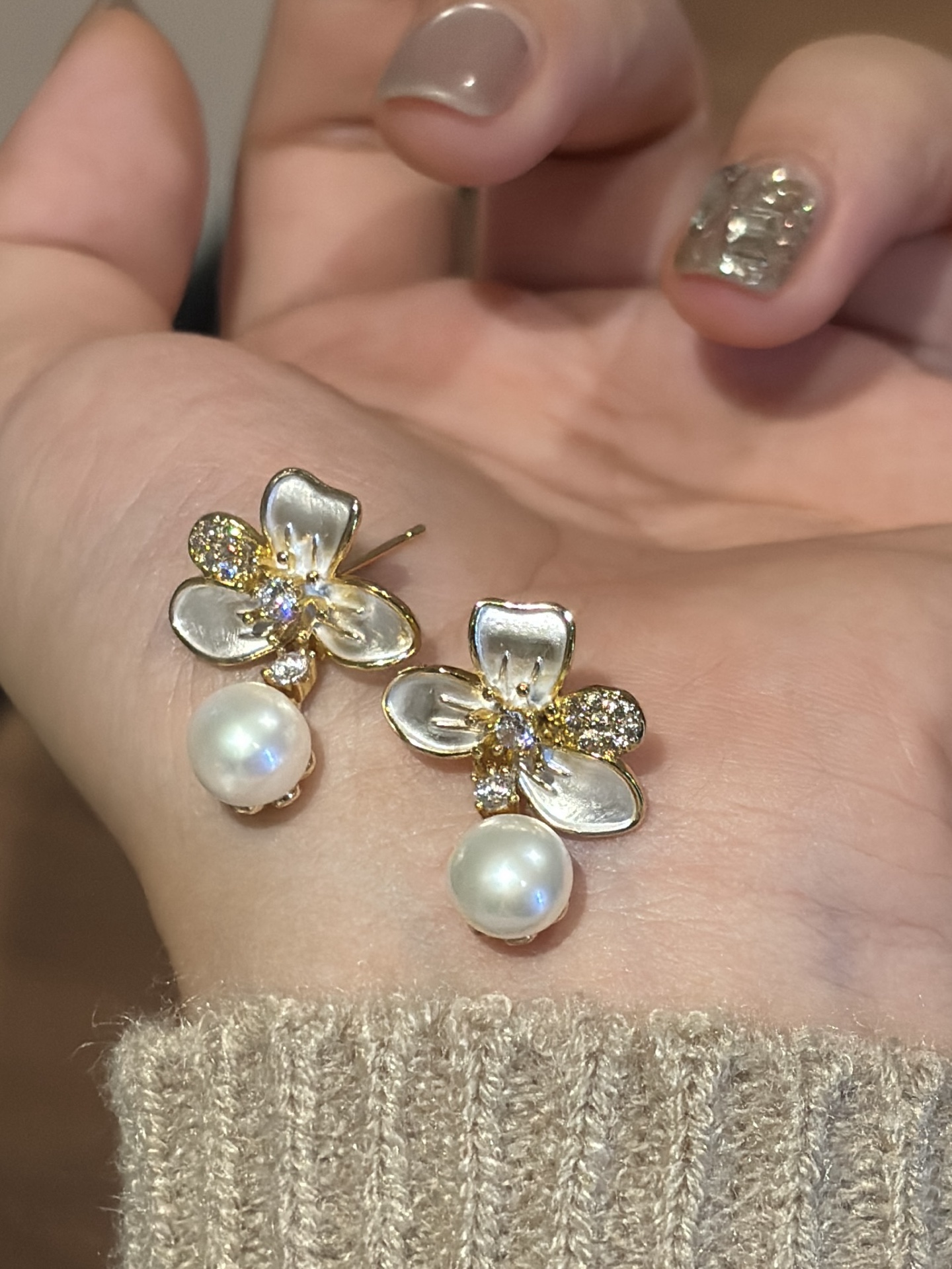 珍珠花朵耳钉珍珠圆润光泽花朵精致不夸张戴它超显脸小日常银针