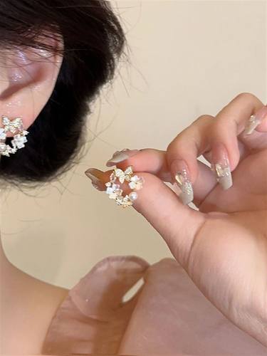 奥特莱斯品牌折扣店撤柜清仓捡漏锆石贝壳花朵耳钉outlets女配饰1