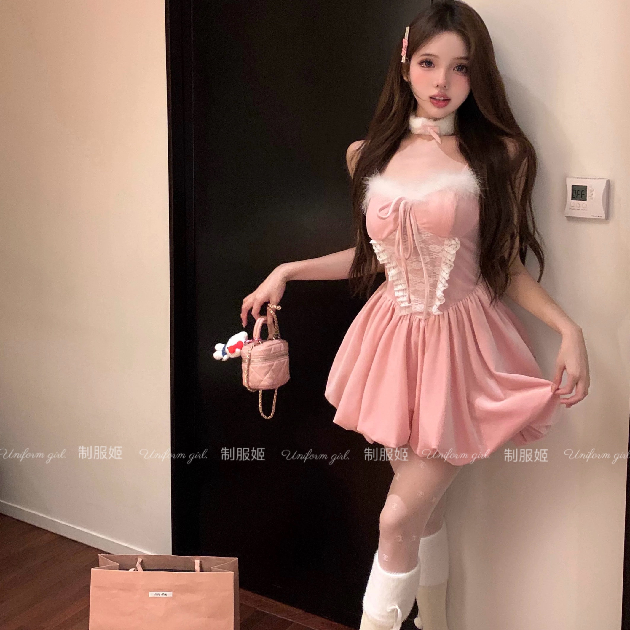 甜美圣诞穿搭粉色丝绒新年战袍