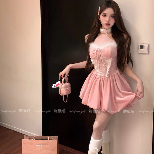 甜美圣诞穿搭粉色丝绒新年战袍